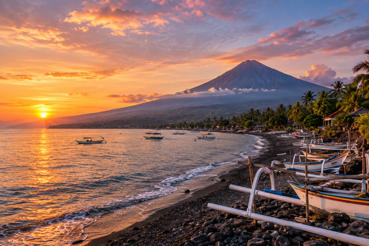 Vue sur Amed et le Mont Agung au coucher du soleil à Bali