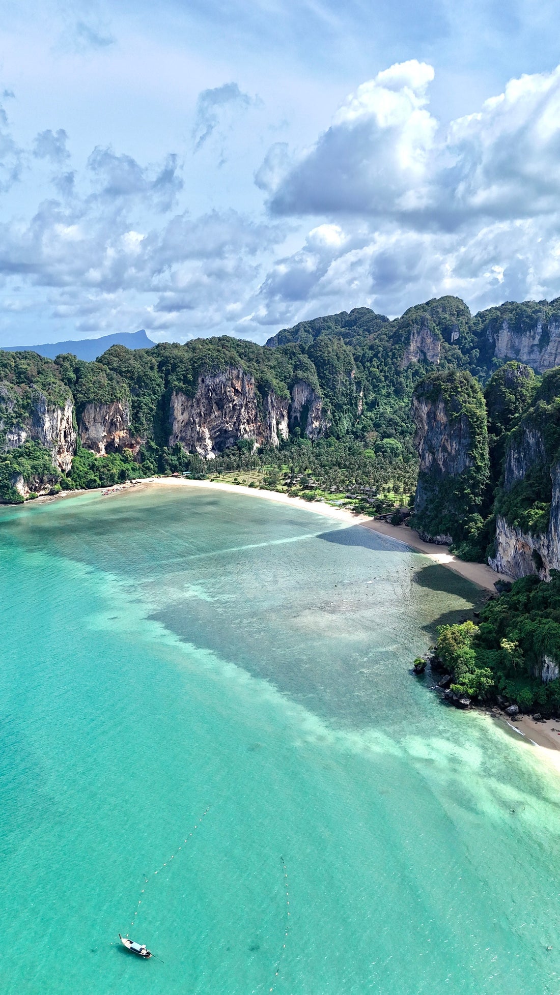 Railay Beach entourée de falaises calcaires à Krabi en Thaïlande