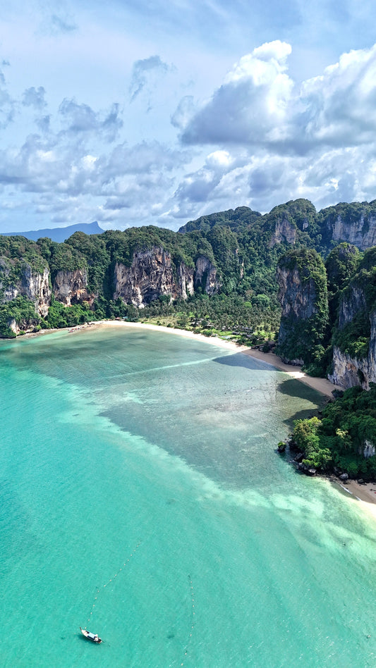 Railay Beach entourée de falaises calcaires à Krabi en Thaïlande