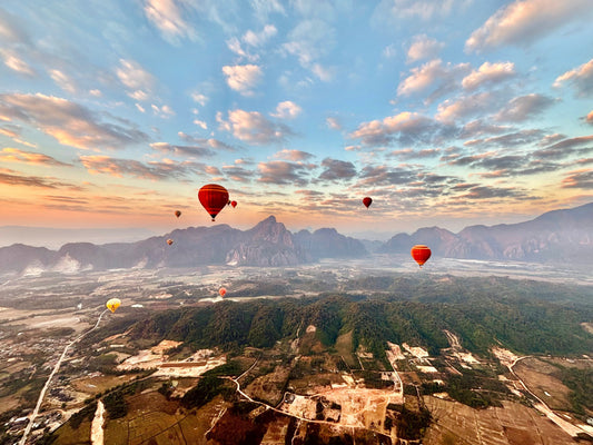 Montgolfières au lever du soleil à Vang Vieng au Laos