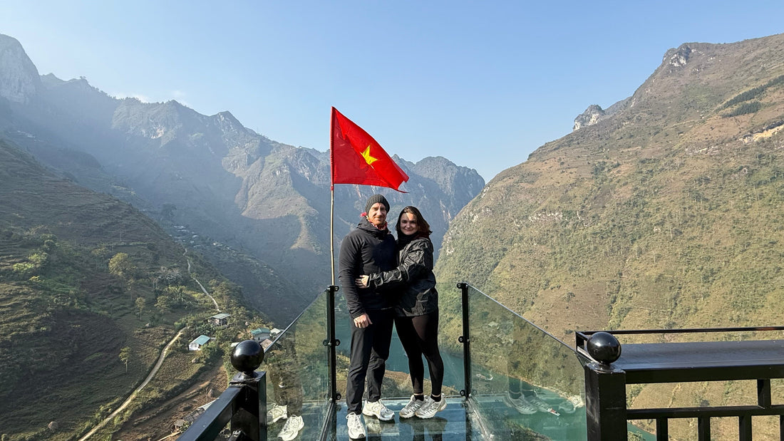 Couple devant les montagnes de Ha Giang avec le drapeau vietnamien
